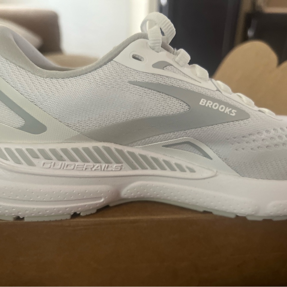 Women's Brooks Adrenaline GTS 23, White womens 7